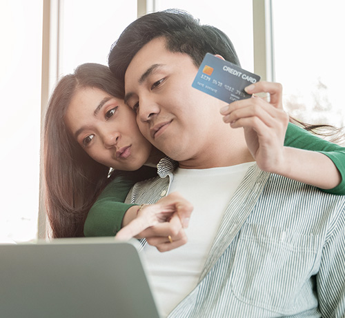 Couple shopping on a laptop.